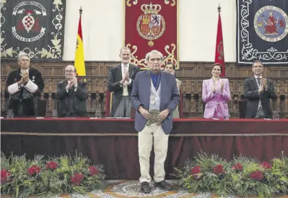  ?? EUROPA PRESS ?? Rafael Cadenas recibe aplausos tras recoger el premio Cervantes.