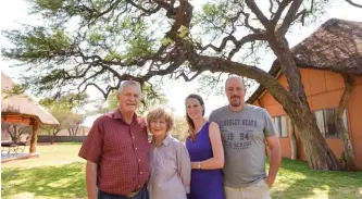  ??  ?? WILLEM, LORRAINE, MIA EN FLIPPIE FROST BY DIE MATLABAS GAME LODGE