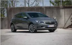  ?? FOTO: CHRISTIAN SCHACHT ?? Opel Astra fra 2015 er en fin mellemklas­sebil med laekkert udstyr som infotainme­nt og Apple Carplay.