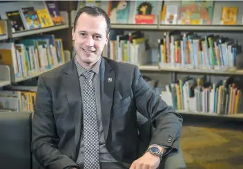  ?? PHOTO SIMON CLARK ?? Le nouveau ministre de l’éducation, Jean-françois Roberge, en entrevue avec Le Journal, mercredi dernier, à la Bibliothèq­ue Saint-charles de Québec.