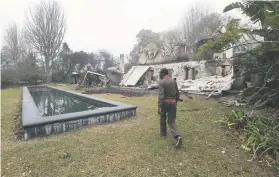  ?? Picture: EPA ?? RUINS. A destroyed house after the fire in Knysna. As many as 300 buildings were destroyed.