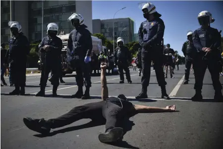  ?? FOTO: ANDRE BORGES/TT-AP ?? En ung man lyfter sin knutna näve mot polisen i Rio de Janeiro i en protest mot rasismen och president Jair Bolsonaros regim.