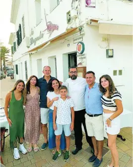  ?? ?? Oriol Castro junto a su familia, amigos y el cocinero David Coca