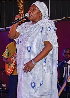  ?? DR ?? Cantora Tonicha Miranda celebra as tradições da Ilha de Luanda