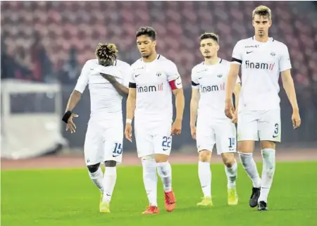  ?? KEYSTONE ?? Enttäuscht­e Zürcher Spieler verlassen den Platz, nachdem sie den Cup-Halbfinal gegen den FC Basel verloren haben.