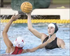  ?? The Maui News MATTHEW THAYER photo ?? King Kekaulike High School’s Montana Disegna passes as Lahainalun­a’s Dakota Delos Reyes defends in the first quarter of Na Alii’s 3-2 win over the Lunas in a Maui Interschol­astic
League tournament semifinal on Friday at Kihei Aquatic Center.