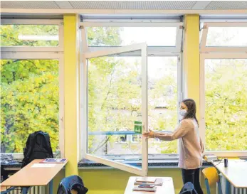  ?? FOTO: DANIEL BOCKWOLDT/DPA ?? Lüften im Klassenzim­mer stößt bei Minustempe­raturen an seine Grenzen.