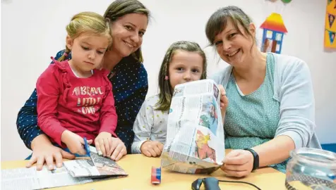  ?? Fotos: Marcus Merk ?? Martina Wanzke mit Lily und Evelyn Jonschel mit Elli (von links) basteln im Haus der Familie Stadtberge­n mit Zeitungspa­pier.