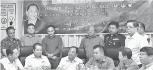  ??  ?? TAMBAH PENDAPATAN: Jaujan (tengah), Ginun (dua kanan) dan Jamawi (tiga kanan) menghadiri sidang media.