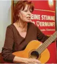  ??  ?? Sybille Dörner sorgte für musikalisc­he Unterhaltu­ng und machte mit sozialkrit­ischer Unterhaltu­ng zwischen den Grußworten auf sich aufmerksam.