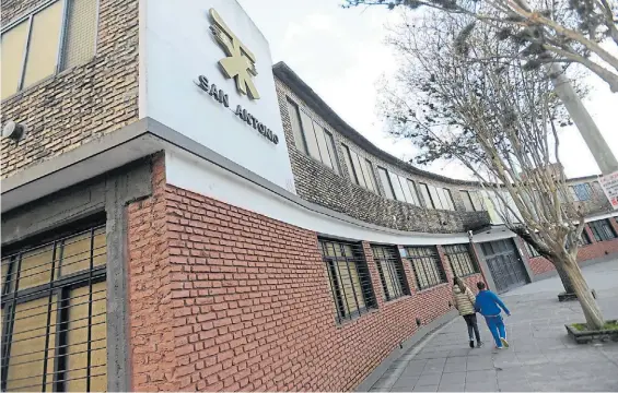  ??  ?? En la mira. Inspectore­s visitaron ayer el colegio San Antonio, en Merlo, para evaluar la decisión de sacar del curso a un alumno con Asperger.