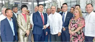  ?? DICOM ?? El presidente Danilo Medina recorrió junto a empresario­s la planta de manufactur­a.