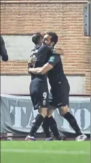  ??  ?? Soldado y Germán celebran el primer gol