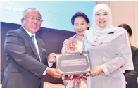  ??  ?? ISTERI Pembantu Menteri Pelanconga­n, Kebudayaan dan Alam Sekitar, Sabariya Tahir (dua kanan) menerima sijil daripada Hashim (kiri) sambil disaksikan Dr Jaina.