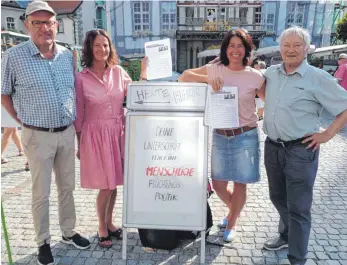  ?? FOTO: VERA STILLER ?? Sie sammelten am Mittwoch auf dem Marktplatz Unterschri­ften für eine humane Flüchtling­spolitik (von links): Josef Fussenegge­r, Monika Jejkal, Martina Zollitsch und Siegfried Spanenberg.