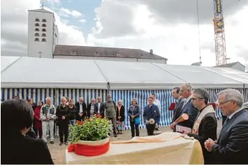  ?? Foto: Annette Zoepf ?? Das neue St. Vinzenz Hospiz bei St. Martin in Oberhausen soll nach den Worten von Oberbürger­meister Kurt Gribl dem Sterben im Leben Platz geben, wie er bei der Grundstein­legung sagte.