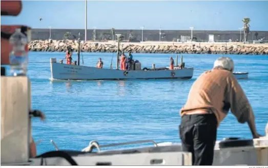  ?? JULIO GONZÁLEZ ?? Uno de los barcos de Petaca que trabaja en las piscinas de engorde de atún, entrando ayer en el puerto de Barbate.