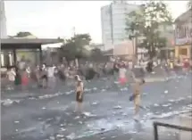  ??  ?? INCIDENTES. La fiesta se desbordó por cánticos futboleros.