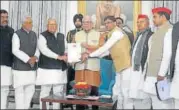  ?? HT ?? SP-BSP delegation handing over a memorandum to governor Ram ▪Naik in Lucknow on Wednesday.