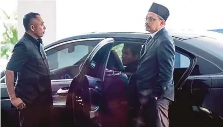  ?? PIC BY ASYRAF HAMZAH ?? Malaysian Anti-Corruption Commission chief commission­er Datuk Dzulkifli Ahmad (right) leaving the condominiu­m’s compound in Kuala Lumpur yesterday after an audience with Sultan of Johor Sultan Ibrahim Sultan Iskandar.