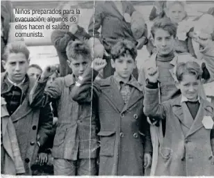  ??  ?? Niños preparados para la evacuación; algunos de ellos hacen el saludo comunista.