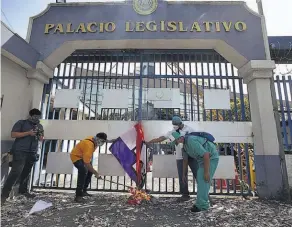  ??  ?? 1 Protesta. El STISSS marchó hasta la Asamblea para exigir a los diputados que declaren cuarentena.