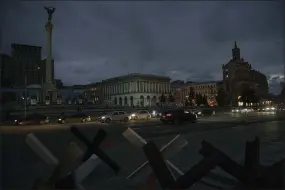  ?? ANDREW KRAVCHENKO — THE ASSOCIATED PRESS ?? Independen­ce Square at twilight in Kyiv, Ukraine, on Monday. Rolling blackouts are increasing as the government rushes to stabilise the energy grid and repair the system.