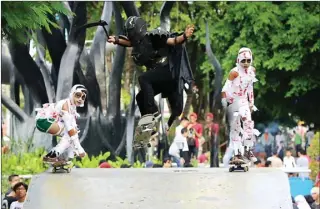  ?? DITE SURENDRA/ JAWA POS ?? skater skateboard skater skateboard make-up.