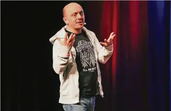  ?? RP-FOTO: JÜRGEN LAASER ?? 400 Besucher erlebten Bernhard Hoecker in der Erkelenzer Stadthalle und erfuhren, dass dem Comedian aus Bonn Vorurteile am liebsten sind: „Wir müssen Vorurteile abbauen, damit wir Platz für neue bekommen.“