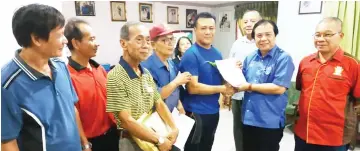  ??  ?? Dr Jerip (second right) presents the grant to the Semadang Internatio­nal Tagang Festival committee treasurer Sgt Dawis Sabod. Rimong is at third left.