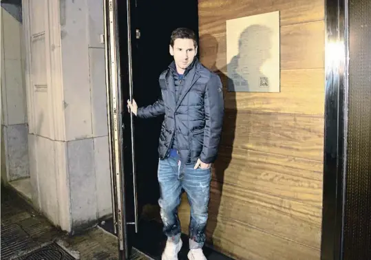  ?? EZD/XEIDUBXXZ a ErDcI c/eIlUBoI ?? Leo Messi sortint del restaurant barceloní on va sopar amb Sergio Busquets i Jordi Alba