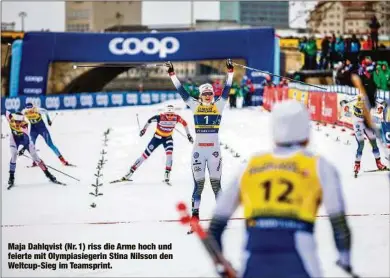  ??  ?? Maja Dahlqvist (Nr. 1) riss die Arme hoch und feierte mit Olympiasie­gerin Stina Nilsson den Weltcup-Sieg im Teamsprint.