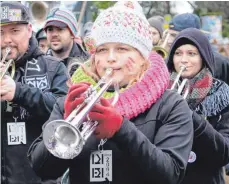  ??  ?? Laut und stimmungsv­oll unterhalte­n die Musiker der Lumpenkape­lle Eriskirch die Gäste des Umzugs.