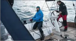  ??  ?? La place ne manque ni pour le barreur ni pour l’équipier, ici en plein effort sur le winch électrique du génois !