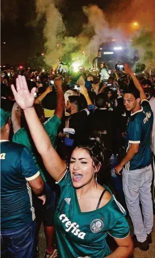  ?? Ronny Santos/folhapress ?? Centenas de torcedores festejam na saída do ônibus do Palmeiras do hotel para o aeroporto de Guarulhos, antes do embarque do time para Buenos Aires