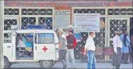  ?? SANJEEV VERMA/HT PHOTO ?? People wearing protective masks visit the out patient department (OPD) at LNJP Hospital near Delhi n
Gate, in New Delhi on Monday.