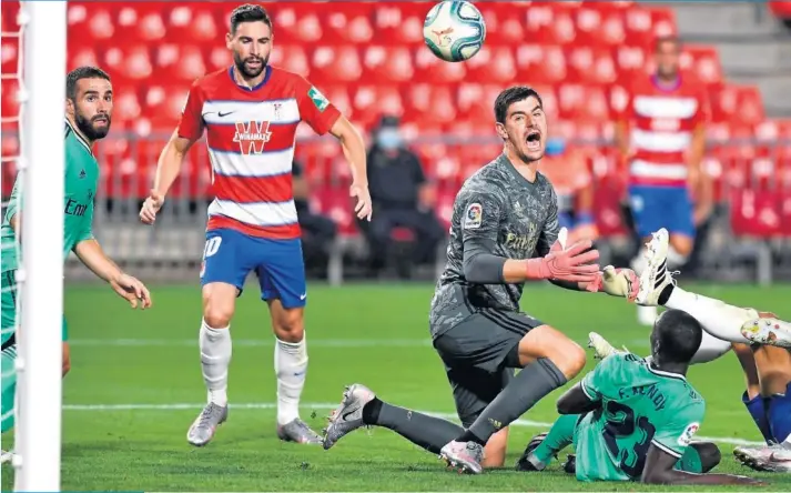  ??  ?? Este enredo en el área del Madrid pudo suponer el empate del Granada en el segundo tiempo. Acabó con falta de Germán sobre Courtois.