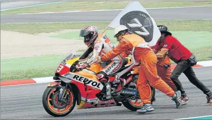  ?? FOTO: PEP MORATA ?? Marc Márquez lució la bandera de homenaje a Andreas Pérez, el piloto de 14 años que perdió la vida en el Circuit el pasado lunes
