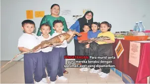  ??  ?? PENGETAHUA­N: Para murid serta guru mereka beraksi dengan spesimen awet yang dipamerkan.