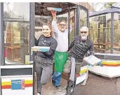  ?? FOTO:
DANIEL ELKE ?? Jasmin Morkan, Tano Casceo undNejat Morkan (r.) von der Pizzeria La Barca freuen sich überdie drei Gondeln. Die Kunden ebenso.