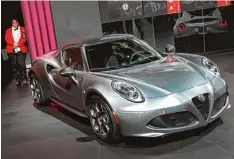  ?? Foto: Scott Olson, afp ?? Dolce Vita auf vier Rädern: Alfa Romeo zeigt in Detroit den neuen 4 C, einen spritzi gen Sportwagen.