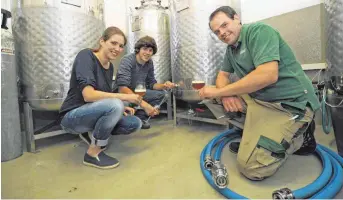  ?? FOTO: LI ?? Drei verschiede­ne Biere werden sie zur Eröffnung ihrer Brauerei am Sonntag vorstellen. Dass es sich bei einem um ein kräftig-würziges „Indian Pale Ale“handelt, ist alles, was Charlotte Müller, Lukas Locher und Fritz Tauscher (von links) vorher verraten...