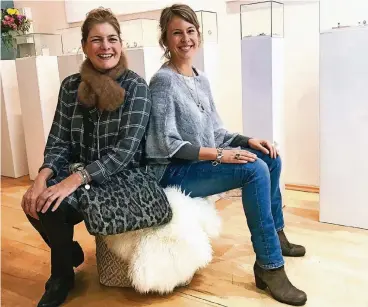  ??  ?? Barbara Kessler (l.) und Babette Bauer teilen sich für das Foto den Sitz und im Alltag die Adresse an der Collenbach­straße in Derendorf.