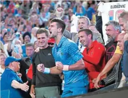  ?? ?? JÚBILO. Djokovic festejó con euforia junto a su familia tras ganarle la final al griego Stefanos Tsitsipas.