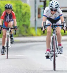  ?? FOTO: SCHÜLE ?? Antonia Hoffmann entschied das Radrennen in der Ravensburg­er Altstadt für sich.