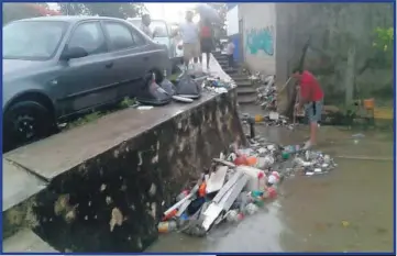  ??  ?? Debido a la cantidad de basura que bajó de los cerros, varias casas de la calle Dzarbay con/ calle 102 y avenida Cuauhtémoc quedaron bajo dos metros de agua