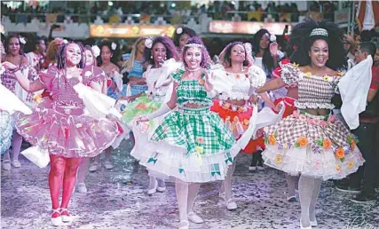  ??  ?? Na quadra do Salgueiro, as baterias da Vermelha e Branca, Mangueira, União da Ilha e Império Serrano misturam samba a ritmos juninos