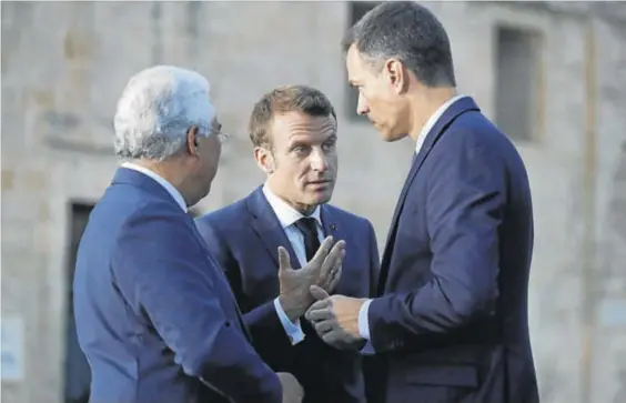  ?? EFE / JUANJO MARTÍN ?? Emmanuel Macron y Pedro Sánchez, en La Valeta (Malta), ayer.