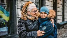  ?? Foto: Alea Horst/SOS Kinderdörf­er weltweit, dpa ?? Oma Ljudmyla hat Olexander zu sich nach Hause geholt. Denn da ist es deutlich sicherer für den Jungen.