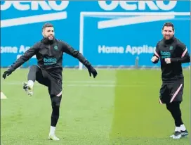  ?? FOTO: FCB ?? Jordi Alba, ayer junto a Messi
El lateral espera que Leo continúe en el Barça